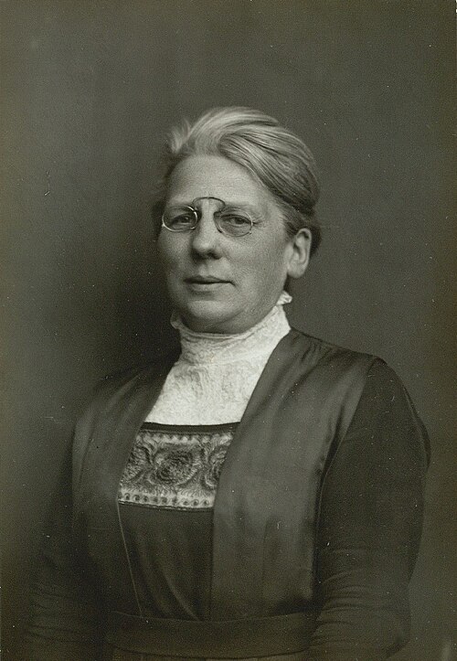 Nina Bang — Peter Elfelt (Public domain) Nina Bang